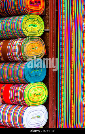 Rollen von bunten Peruanischen Textilien in Cusco, Sacred Valley, Peru Stockfoto