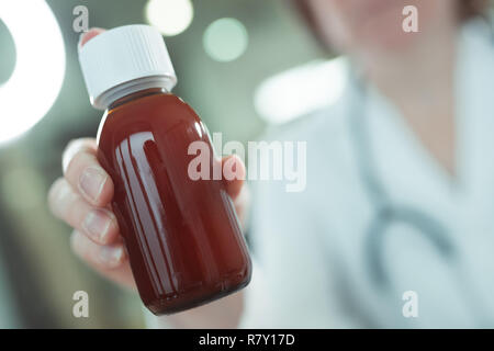 Kinderarzt empfiehlt paracetamol Sirup für die medizinische Behandlung von baby Patienten in der Pädiatrie medical Office, selektiver Fokus Stockfoto