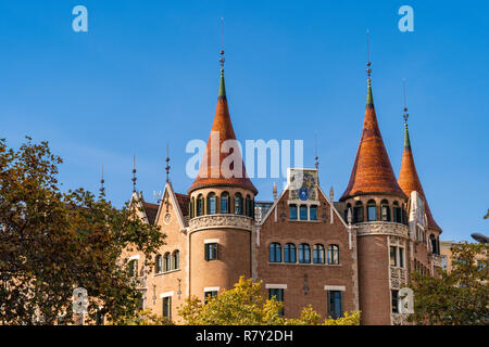 Die Casa de les Punxes oder Casa Terradas - Spikes Haus - ist eine modernistische Gebäude von Architekt Josep Puig Cadafalch. Im Eixample entfernt. Stockfoto