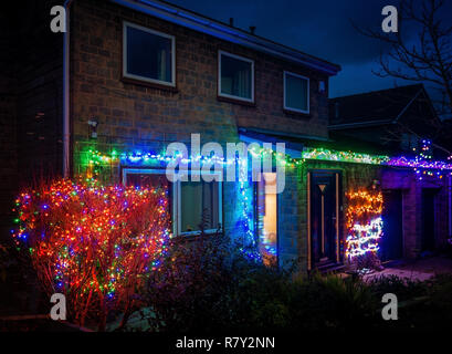 Freistehendes Haus abends beleuchtet mit Weihnachten Garnituren in Sheffield Stockfoto