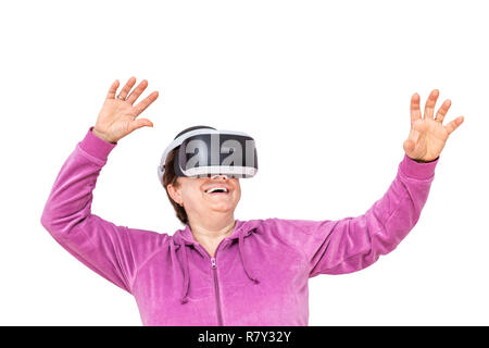 Isolierte ältere Frau mit VR-Brille genießen virtuelle Erfahrung Stockfoto