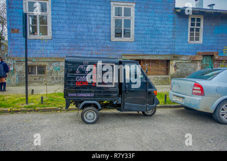 PUERTO VARAS, CHILE, September, 23, 2018: Im freien Blick auf Caras auf der einen Seite der Straße geparkt surrrounded von Holzbauten in Puerto Varas, Chile Stockfoto