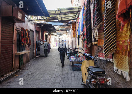 05-03-15, Marrakesch, Marokko. Street Scene im Souk, in der Medina. Foto: © Simon Grosset Stockfoto