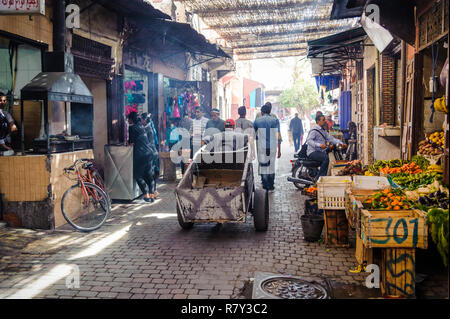 05-03-15, Marrakesch, Marokko. Street Scene im Souk, in der Medina. Foto: © Simon Grosset Stockfoto