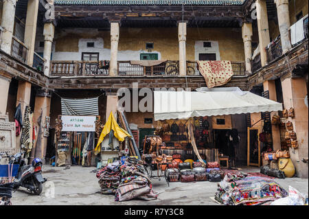05-03-15, Marrakesch, Marokko. Eine kleine handwerkliche Kunsthandwerkermarkt in der alten, alten Teil der Stadt. Foto: © Simon Grosset Stockfoto