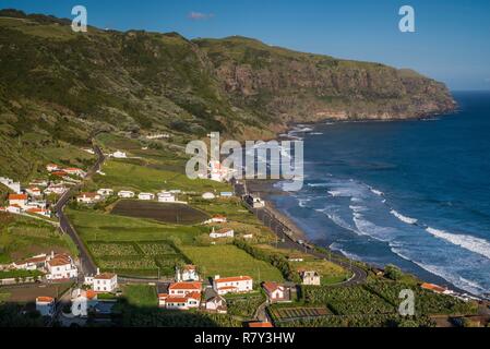 Portugal, Azoren, Santa Maria Island, Praia, Erhöhte Ansicht der Stadt und der Praia Formosa Strand, am späten Nachmittag Stockfoto