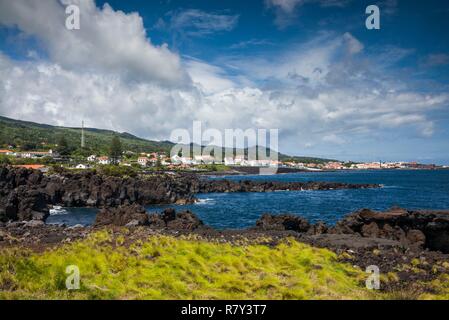 Portugal, Azoren, Insel Pico, São Roque do Pico, Blick auf die Stadt. Stockfoto