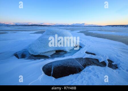 Schweden, Lappland, Region als Weltkulturerbe von der UNESCO, Norrbottens Län aufgeführt, Eis bedeckt Rock auf der Oberfläche des Sees Tornetrask, im Winter gefroren Stockfoto