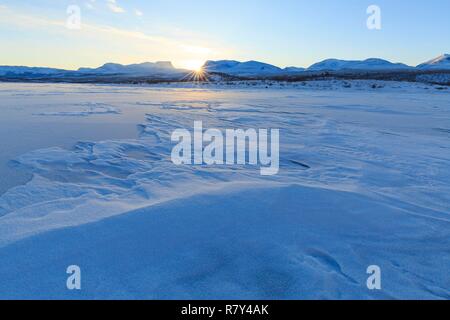 Schweden, Lappland, Region als Weltkulturerbe von der UNESCO, Norrbottens Län, Ansicht aufgelistet bei Sonnenaufgang am Lake Tornetrask mit Lapporten (Gate von Lappland) in Abisko Nationalpark Stockfoto