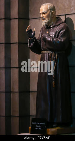 Statue von Padre Pio, auch als der heilige Pater Pio von Pietrelcina, in Monaco Kathedrale bekannt. Stockfoto