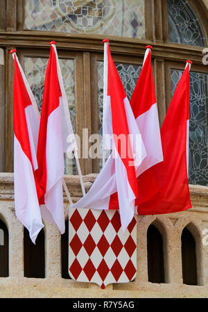 Flaggen und Wappen von Monaco in Monaco Stadt Stockfoto