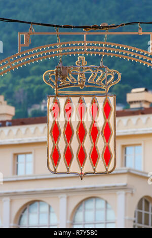 Wappen von Monaco in einem historischen Straße von Monaco Stadt, die auf dem Felsen über dem Mittelmeer. Stockfoto