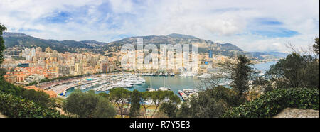 Panoramablick auf den Hafen Port Hercule im Zentrum des Fürstentums von Monaco Stockfoto