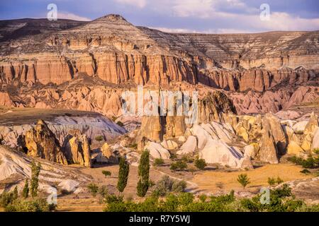 Türkei, Zentralanatolien, Nev &#x15f; ehir Provinz Kappadokien, Weltkulturerbe der UNESCO, Göreme, Quad Bike Ride die interessantesten Landschaften des vulkanischen Tuff Hügel und Überreste von höhlenwohnungen Wohnungen in der Nationalpark Göreme zu entdecken Stockfoto