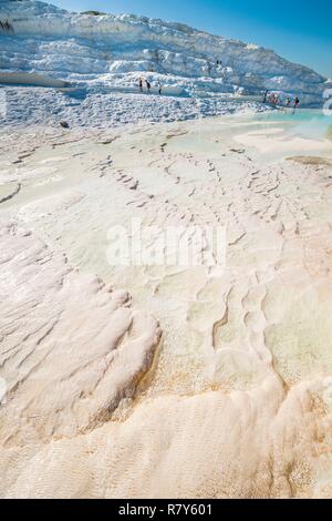 Türkei, Ägäische Region, Provinz Denizli, Pamukkale (Baumwolle Burg) und die antike Stadt Hierapolis, UNESCO-Weltkulturerbe, weißem Travertin Waschbecken mit Geothermie Wasser umgeben von kalkhaltigen Konkretionen Stockfoto