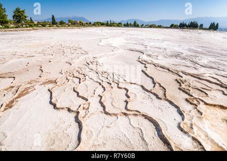 Türkei, Ägäische Region, Provinz Denizli, Pamukkale (Baumwolle Burg) und die antike Stadt Hierapolis, UNESCO-Weltkulturerbe, weißem Travertin Becken und kalkhaltigen Konkretionen Stockfoto