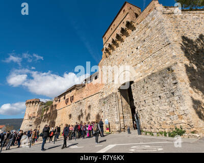 Horizontale Sicht auf das wichtigste Tor in San Gimignano, Italien. Stockfoto