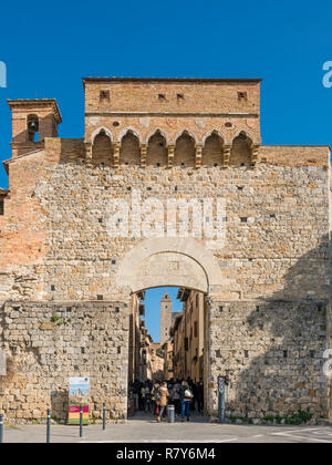 Vertikale Sicht auf das wichtigste Tor in San Gimignano, Italien. Stockfoto