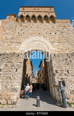 Vertikale Sicht auf das wichtigste Tor in San Gimignano, Italien. Stockfoto
