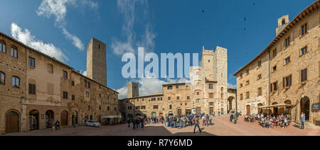 Horizontale Aussicht auf die Piazza Della Cisterna zeigt einige seiner berühmten Türme von San Gimignano, Italien. Stockfoto