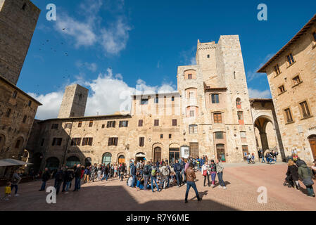 Horizontale Aussicht auf die Piazza Della Cisterna zeigt einige seiner berühmten Türme von San Gimignano, Italien. Stockfoto