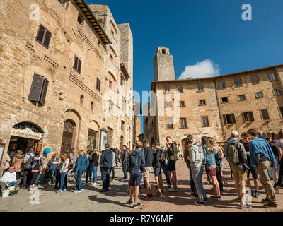 Horizontale Ansicht von Touristen Schlange für Eis auf der Piazza Della Cisterna in San Gimignano, Italien. Stockfoto