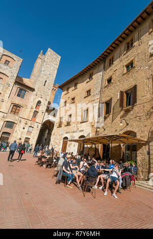 Vertikale Aussicht auf die Piazza Della Cisterna in San Gimignano, Italien. Stockfoto