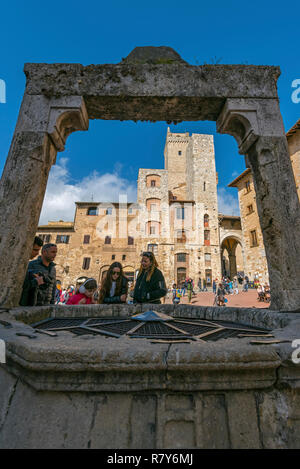 Vertikale Ansicht der alten Brunnen auf der Piazza Della Cisterna in San Gimignano, Italien. Stockfoto