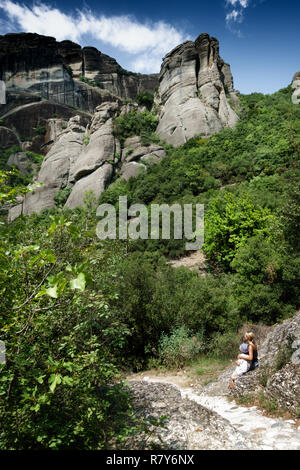 Mutter mit Sohn suchen am Klippe Stockfoto