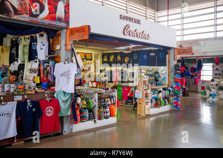 BALTRA, ECUADOR - November 11, 2018: Indoor Blick auf Lebensmittelgeschäft innerhalb von Seymour Flughafen auf der Insel Baltra auf Galapagos Stockfoto