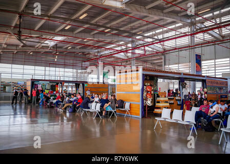 BALTRA, ECUADOR - November 11, 2018: Unbekannter Touristen innerhalb des Seymour Flughafen auf der Insel Baltra auf Galapagos Stockfoto