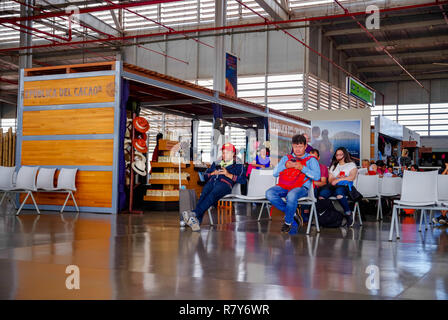 BALTRA, ECUADOR - November 11, 2018: Unbekannter Touristen innerhalb des Seymour Flughafen auf der Insel Baltra auf Galapagos Stockfoto
