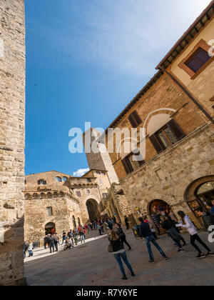 Vertikale streetview in San Gimignano, Italien. Stockfoto