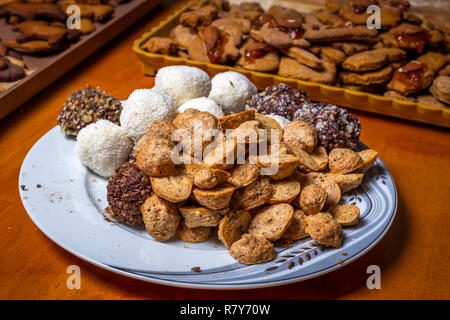 Traditionelle tschechische Weihnachten Süßigkeiten, Kaffee cookie, süßen Kugeln und Lebkuchen auf dem Teller auf hölzernen Tisch Stockfoto