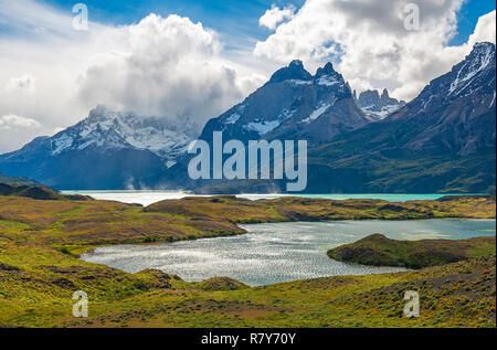 Die bunten Nordenskjold See im Sommer in der windigen Patagonien mit einem dramatischen Himmel, Torres del Paine National Park, Puerto Natales, Chile. Stockfoto