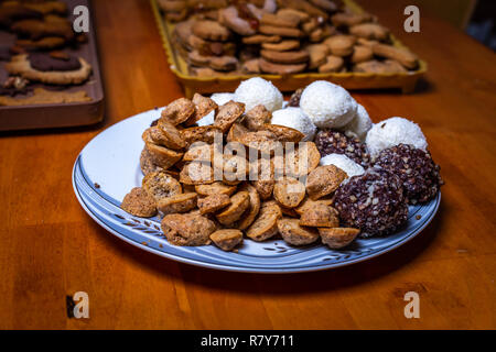 Traditionelle tschechische Weihnachten Süßigkeiten, Kaffee cookie, süßen Kugeln und Lebkuchen auf dem Teller auf hölzernen Tisch Stockfoto