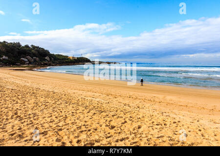 Person zu Fuß entlang der einsamen Strand an einem schönen sonnigen Tag, Süßwasser, Sydney, New South Wales, NSW, Australien Stockfoto