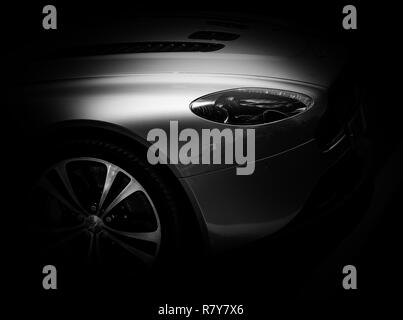 Die Front eines modernen Aston Martin Vantage V12 super Auto. Stockfoto