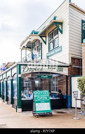 Sydney, Australien - Juni 2015 21: Die Menschen essen in Doyles Restaurant in Watsons Bay. Das berühmte Restaurant ist seit über 130 Jahren etabliert Stockfoto