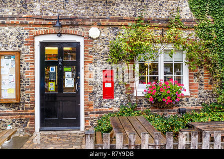 Hambleden, England - 13. August 2015: Die alte Post und Dorfladen. Das Gebäude ist ein Backstein und Feuerstein Cottage. Stockfoto