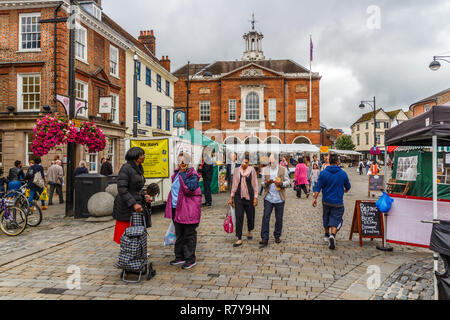 High Wycombe, England - 14. August 2015: Der Tag auf der High Street mit Blick auf die Stadthalle. Der Markt findet jeden Dienstag, Freitag und Satur Stockfoto