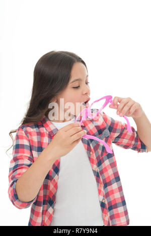 Mädchen in Herzform Brillen feiert Valentines Tag. Mädchen cute kid lächelndes Gesicht Herz Brillen. Liebe Symbol Konzept. Verlieben. Kindheit liebe Konzept. Kind charmantes Lächeln verlieben. Stockfoto