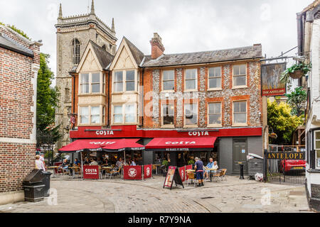 High Wycombe, England - 14. August 2015: Costa Coffee und Antilope Pub in der Kirche Marktplatz. Das Gebiet ist der älteste Teil der Stadt. Stockfoto