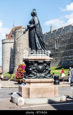 Windsor, England - 15. August 2015: Statue von Queen Victoria vor Windsor Castle. Einige der vielen Touristen, sind im Hintergrund. Stockfoto
