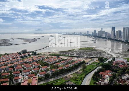 Malerischer Blick auf Gurney Drive mit der landgewinnung Aktivitäten, Penang, Malaysia - Gurney Drive ist eine beliebte Strandpromenade in George Town, Pena Stockfoto