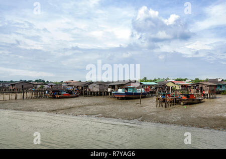 Bagan Sungai Lima Insel, Malaysia - 30. Dezember 2017: Eine authentische chinesische Fischerdorf in Kampung Bagan Sungai Lima, Malaysia-Kampung Bagan Sun Stockfoto