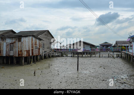 Eine authentische chinesische Fischerdorf in Kampung Bagan Sungai Lima, Malaysia-Kampung Bagan Sungai Lima ist auf der fünften Fluss aus dem Hauptfenster des VI-entfernt Stockfoto