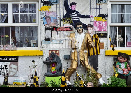 Hausfassade und Vorgarten von Elvis Presley Fan mit Erinnerungsstücken gefüllt. Stockfoto