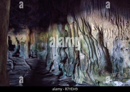 Fontein Höhle Aruba - bunte Kalkstein Stalagmiten und Stalaktiten - in der Nähe von Boca Prins in "Arikok" National Park - Enthält Arawak indische Höhlenzeichnungen Stockfoto