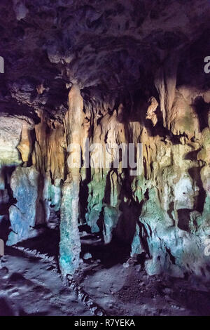 Fontein Höhle Aruba - bunte Kalkstein Stalagmiten und Stalaktiten - in der Nähe von Boca Prins in "Arikok" National Park - Enthält Arawak indische Höhlenzeichnungen Stockfoto